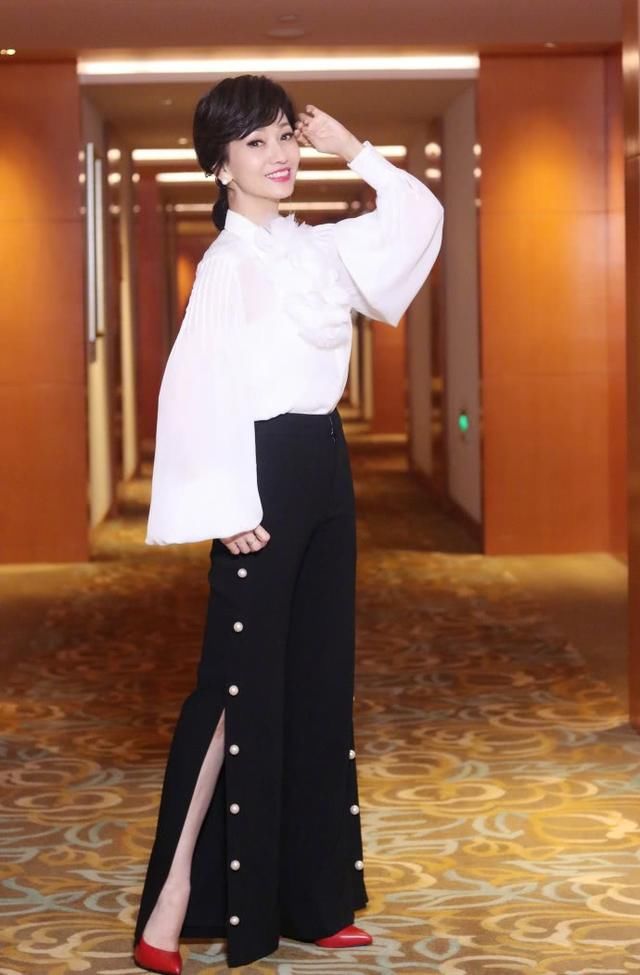 赵雅芝太牛掰了！64岁穿连体条纹西装，网友：一般人穿能丑哭！