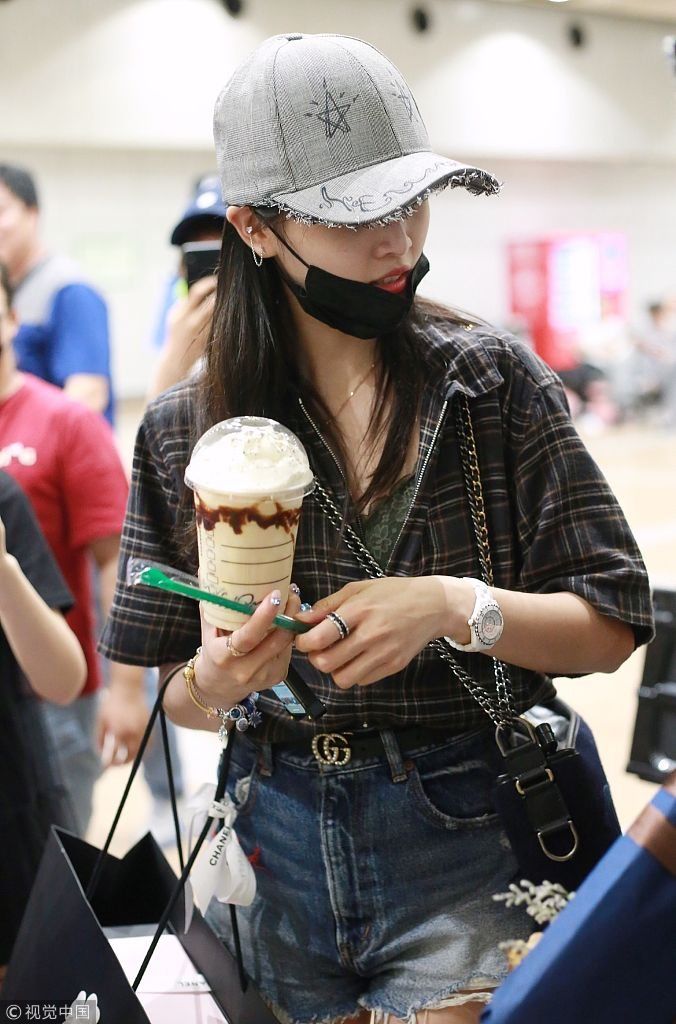 吴宣仪自曝拔智齿后口罩遮面低调赶路 捧咖啡猫腰疾走变调皮“吃
