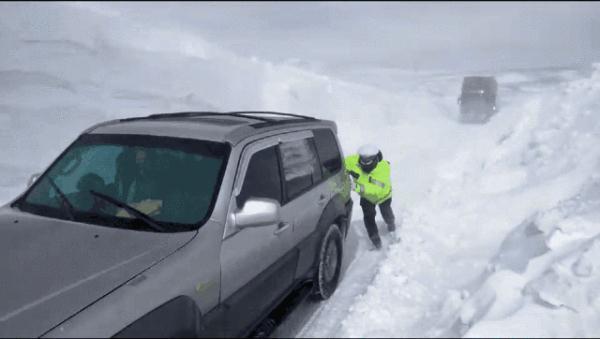 如同科幻大片！玛多境内高速公路积雪最深处达8米 汽车艰难通行