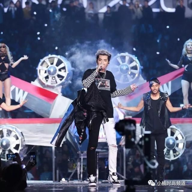 吴亦凡拥有众多神鞋，但这双VANS经典神鞋才是吴老师心中的最爱!