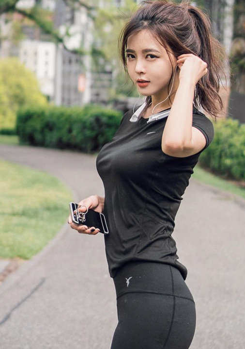 紧身打底裤，穿出成熟女人气质，特别吸引目光