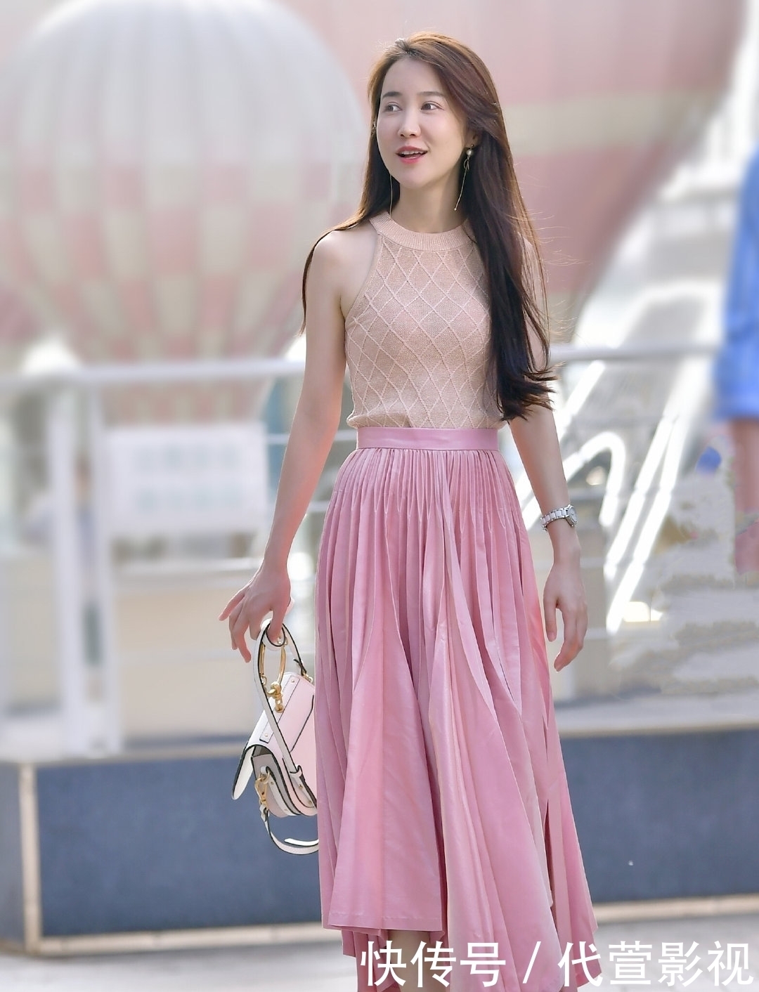 『粉色』美女街拍夏日里的“粉色”时尚,小姐姐微微一笑很倾城