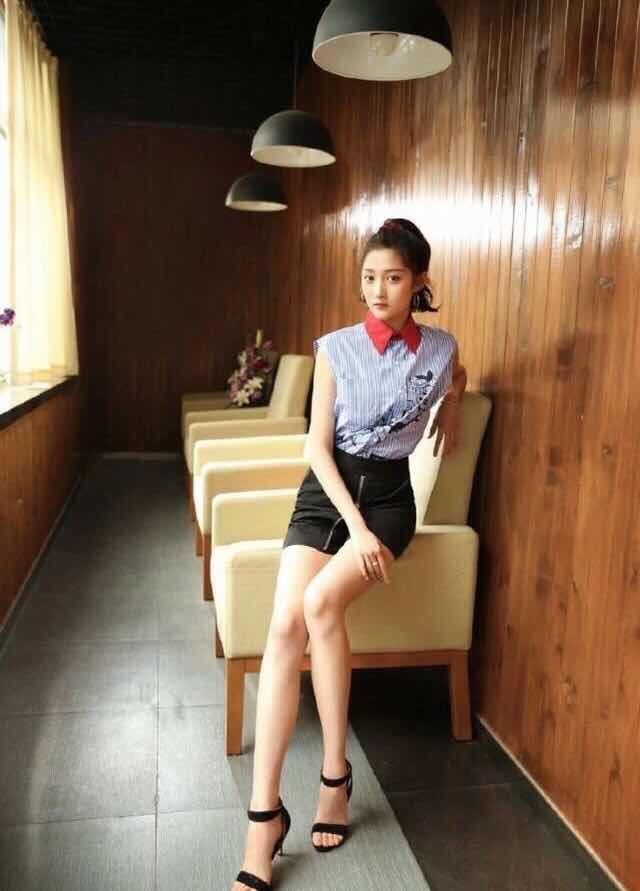 关晓彤站姿堪称一绝!双腿间距几乎为零，网友:难怪鹿晗会喜欢