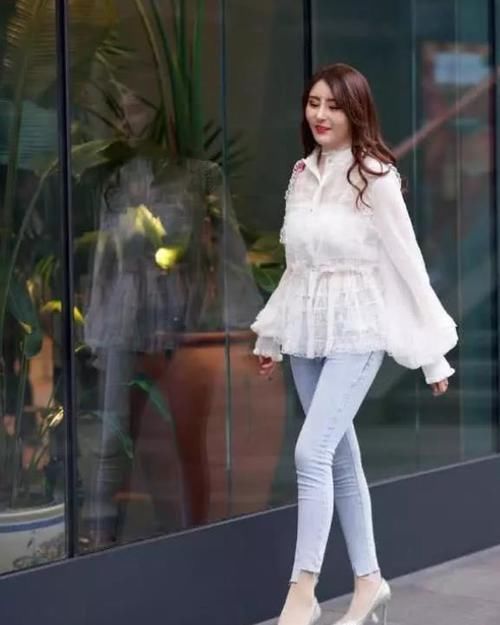  『气质』潮范儿女神来了，街拍：雪肤花貌的小姐姐，一件黑色上衣配白色短裤，时尚清新气质