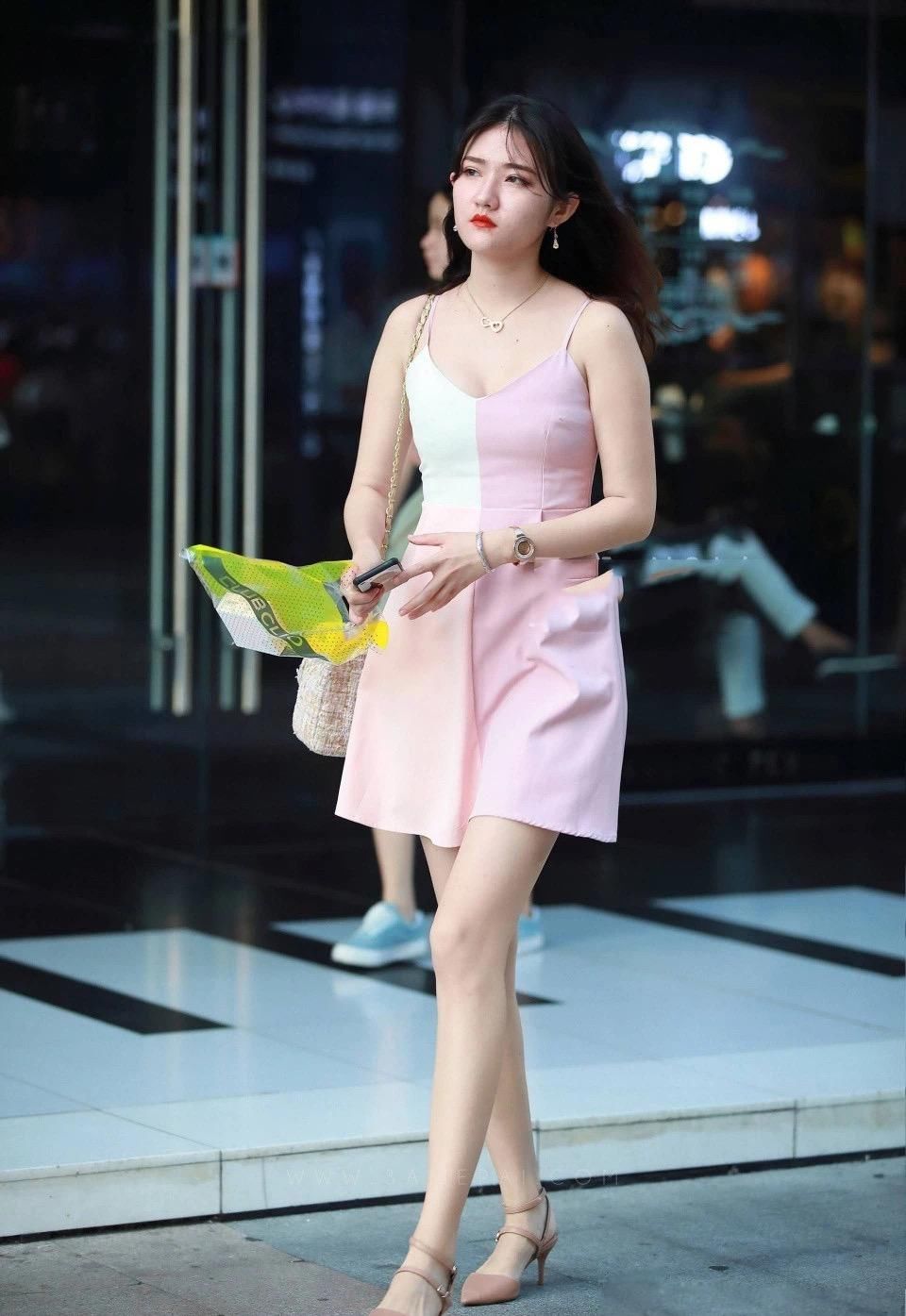  「冰淇淋」时尚美女街拍：：美女身穿甜蜜冰淇淋色吊带裙，让我们一饱眼福！