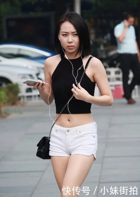 气质小姐姐火辣漏脐装大秀纤细好身材,愁眉苦脸的样子有一种怒美