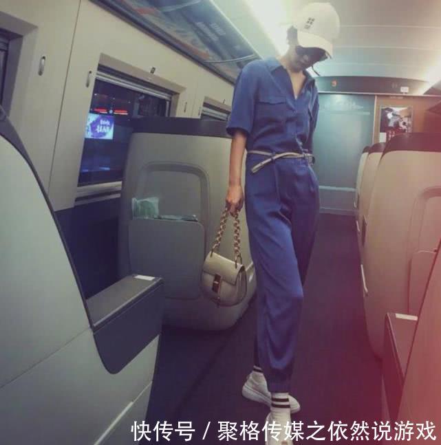 网友：赵丽颖你需要穿平底鞋了，不要再受高跟鞋的折磨了，心疼你