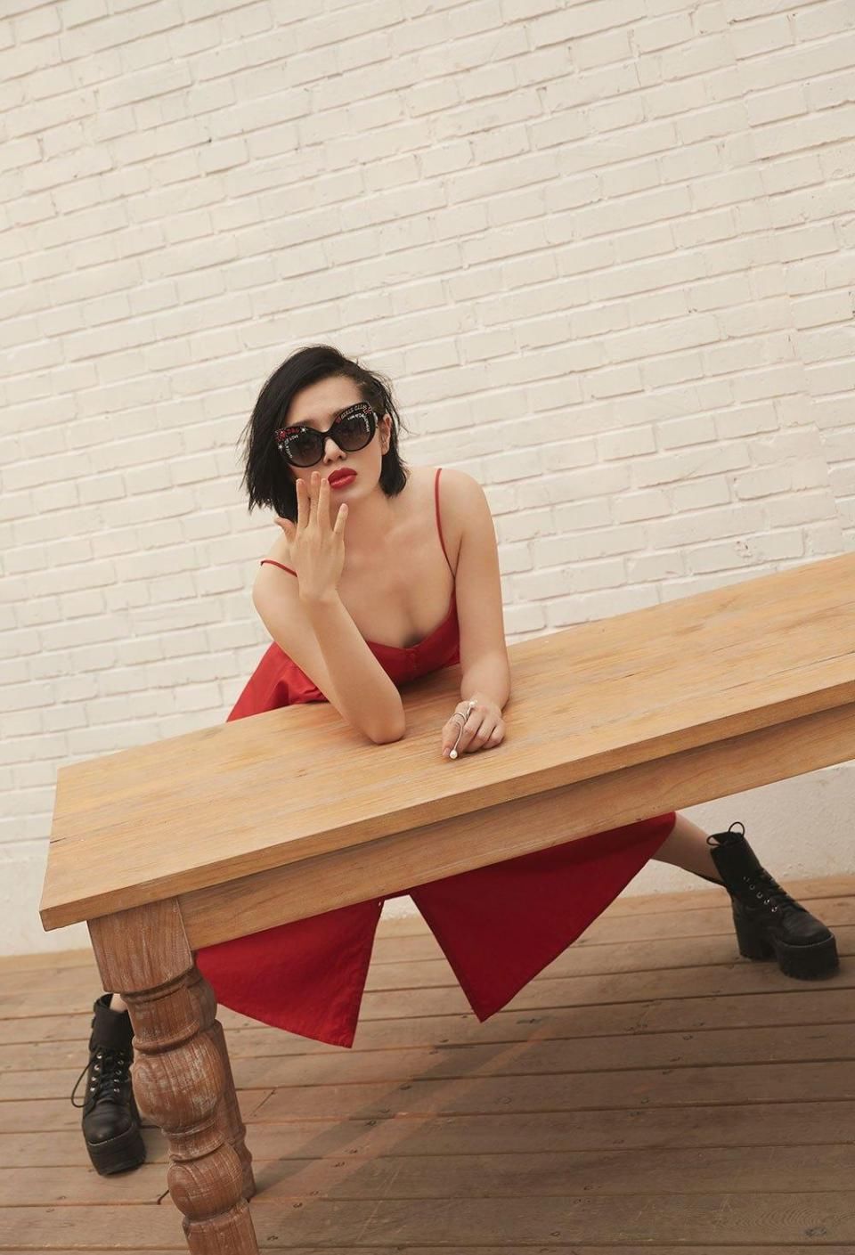 余男生日大片曝光 吊带红裙慵懒随性