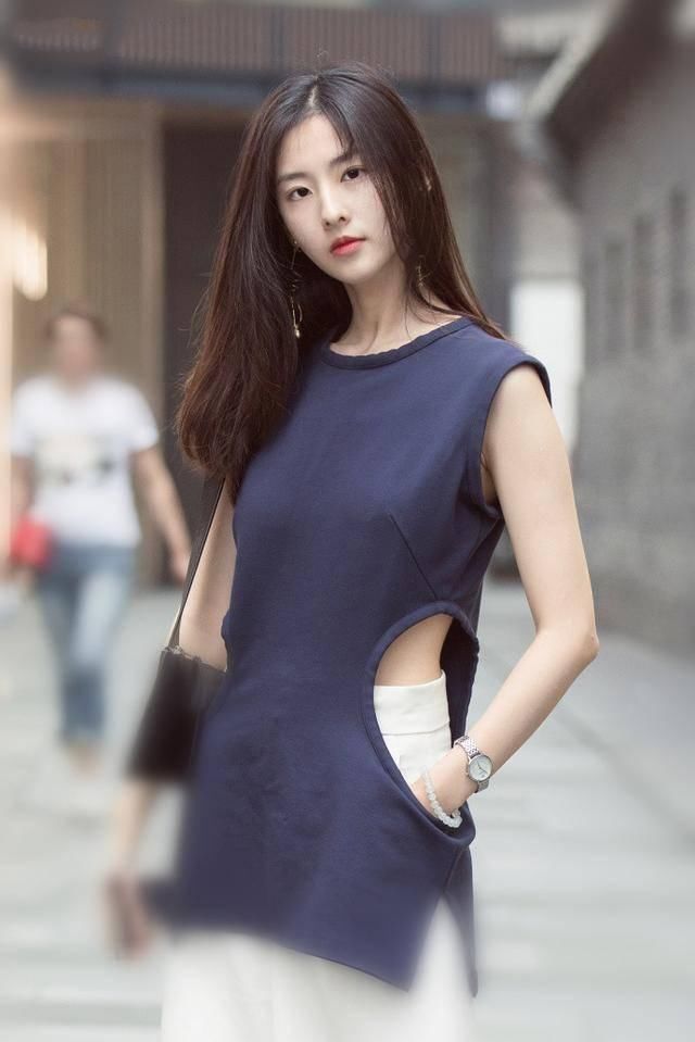 街拍：小姐姐休闲时尚尽显迷人身段，非常有女人味。