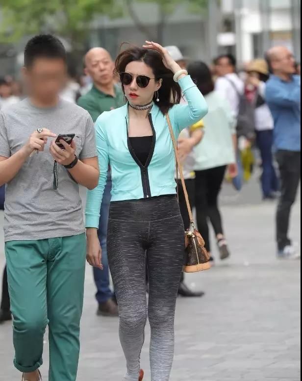 街拍路人，出门逛街怎么能少了一套令人怦然心动的衣服?