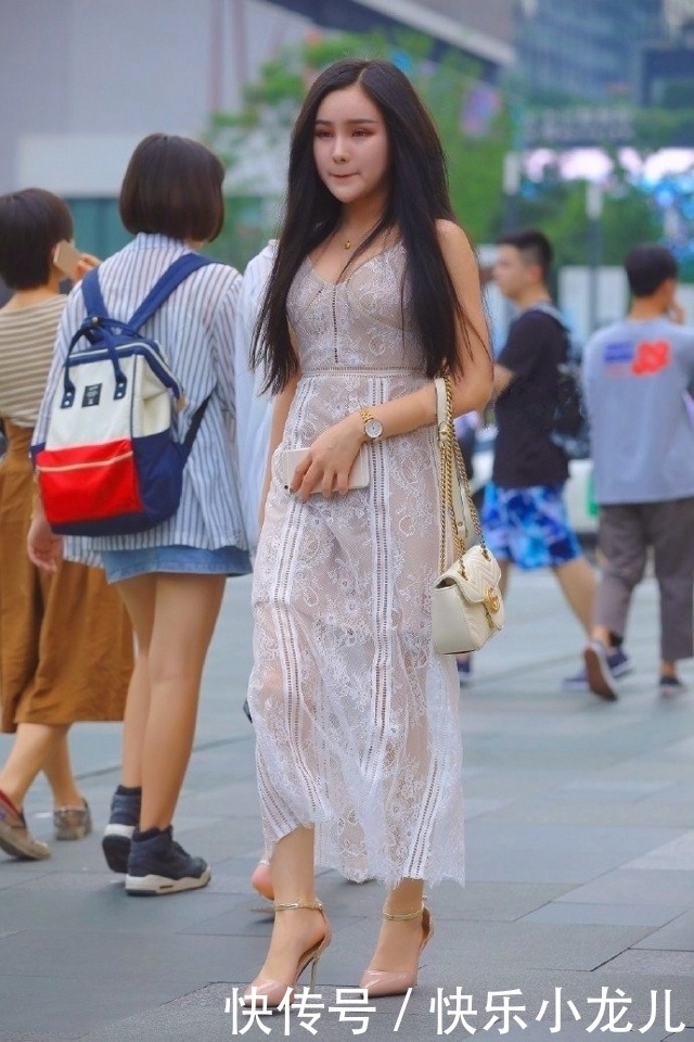 『女人味』路人街拍,美女穿简洁的黄色连衣裙,更添几分成熟女人味