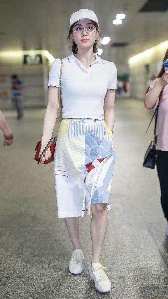 刘诗诗机场照白T配长裙不要太年轻 网友:嫁给吴奇隆实在太亏了!