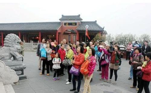 越南人在中国旅游，到王府井吃只烤鸭，结账时：老板没算对吧