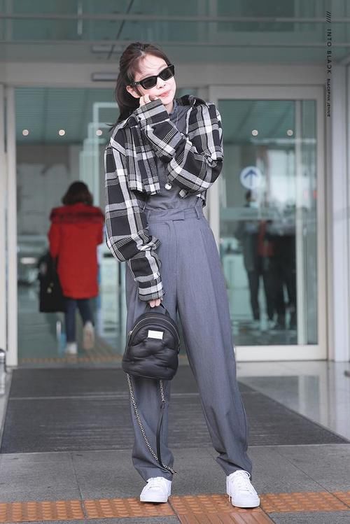  「配阔」Jennie婴儿肥太可爱，外套只有一半长，配阔腿裤太甜美