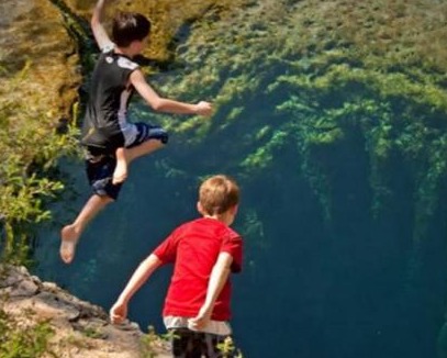 全球最危险地带，深不见底，游客们却争着跳下