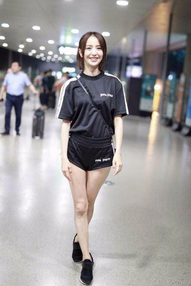 34岁的佟丽娅真会搭，一身彩虹装活力四射，网友：帽子亮了！