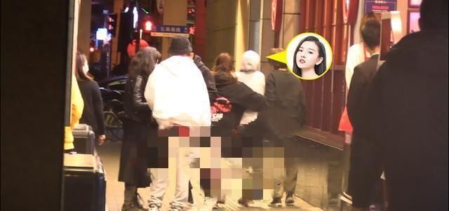 『醉酒』宋祖儿醉酒后丑态百出！两位助理搀扶，还用脚猛踢相识之人屁股