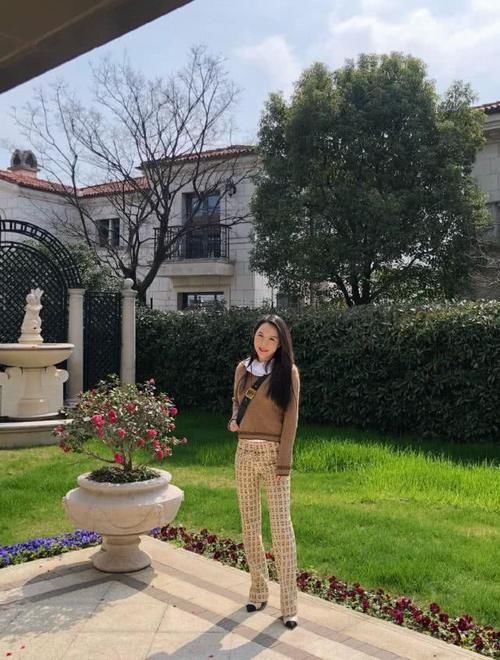 「奔四」奔四女人“装嫩”穿搭,简约时尚又减龄,时髦精致又有女人味