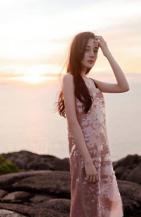 迪丽热巴荷尔蒙炸裂，穿“鱼鳞裙”现身海边，简直是行走的画报！