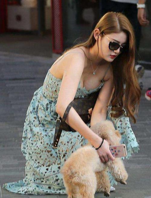 街拍：时尚精致的美女流露出一种丝丝入扣的性感，让人过目不敢忘