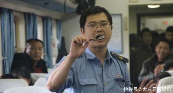  关系：火车上总能遇到推销员，他们身穿工作服，和火车站是什么