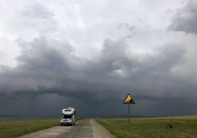 自驾房车在内蒙草原和暴风雨赛跑，被巨大的乌云盖顶是什么感受？