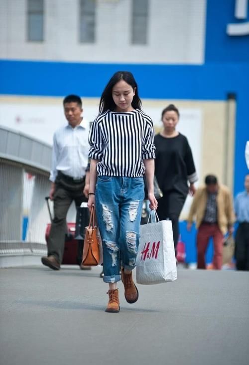  『值得称赞』街拍的时尚美女们，有两位美女还在工作中，值得称赞！