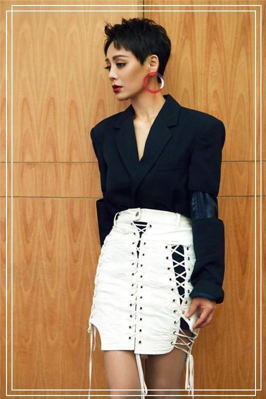 宁静真大胆！西装下系两块布就当裙子穿，网友：越老越豁出去了！