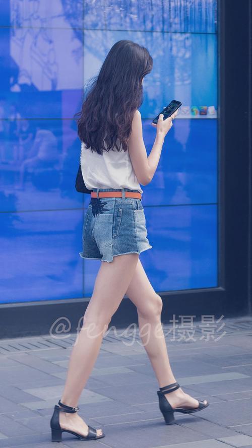 街拍:穿牛仔短裤的长腿姑娘,长相美,气质佳,人品更是好