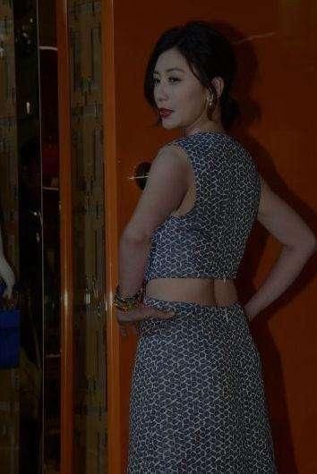 贾静雯太拼了！这种裙子也敢穿，网友：自以为捡便宜修杰楷尴尬了