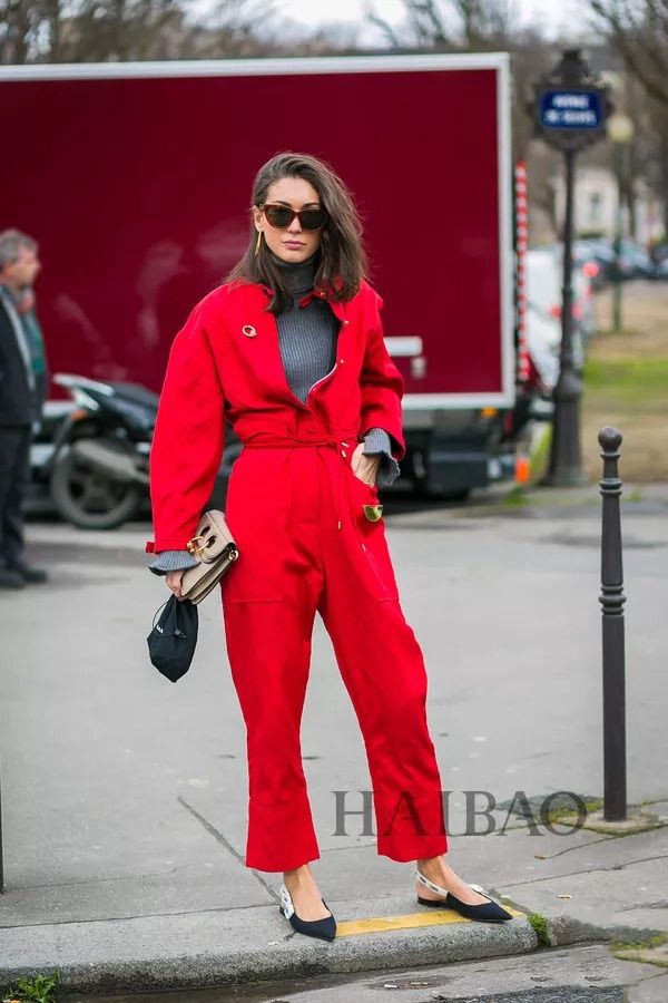 种草| 王菲又把工装连体裤穿火了，早秋抢占C位就靠它啦!