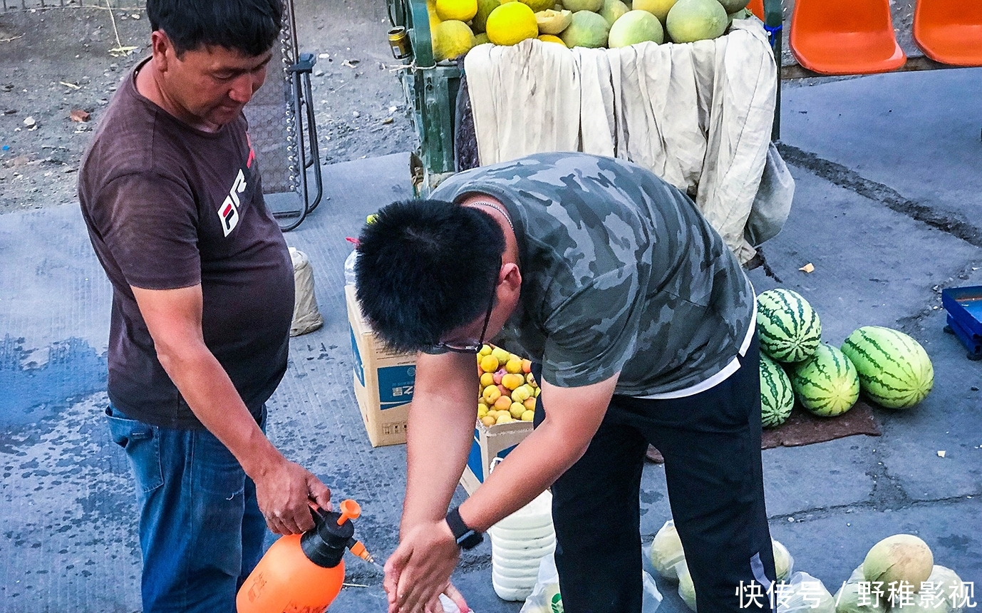新疆大哥路边卖哈密瓜，1.5元一斤，吃完手上一层黏糊糊的东西