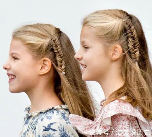 西班牙2位公主从小就争宠?姐姐搭着妹妹肩膀