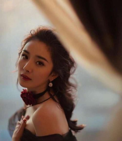 赵丽颖短发黑裙迷人又复古,baby大秀性感好身材!