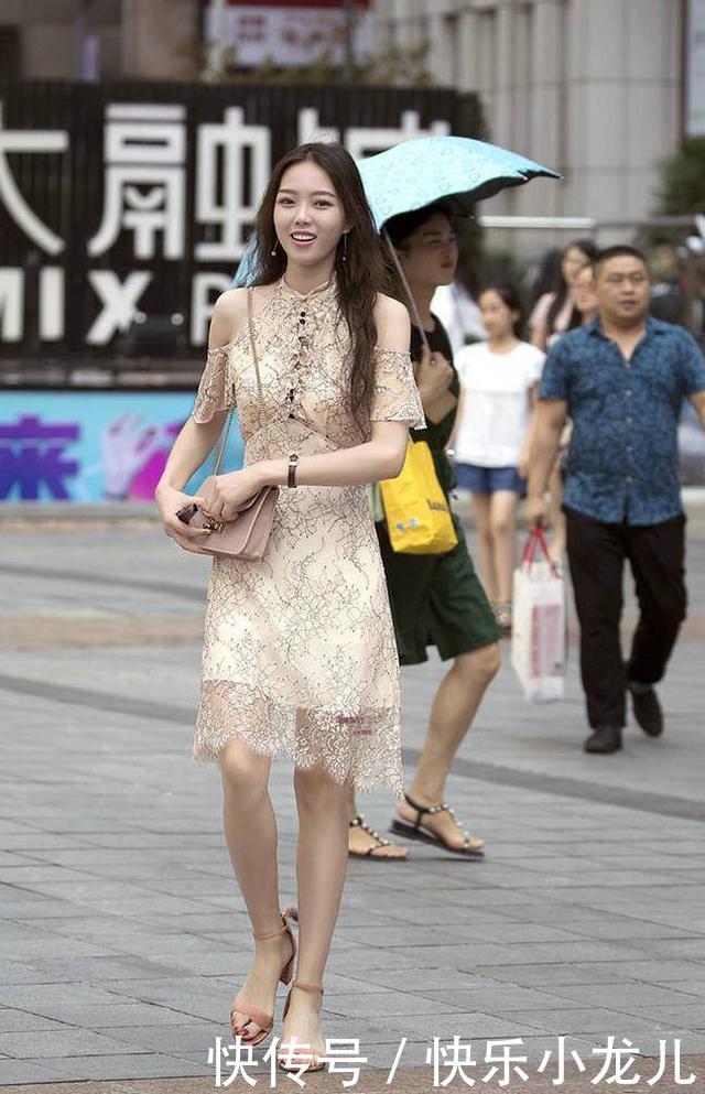 「小姐姐」街拍:小姐姐搭配一双黄色高跟鞋,清凉感十足,充满了青春气息
