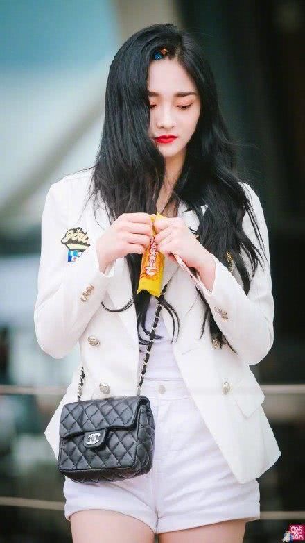 19岁周洁琼和20岁关晓彤同穿短裤,网友:筷子腿还是锥子腿一目了然