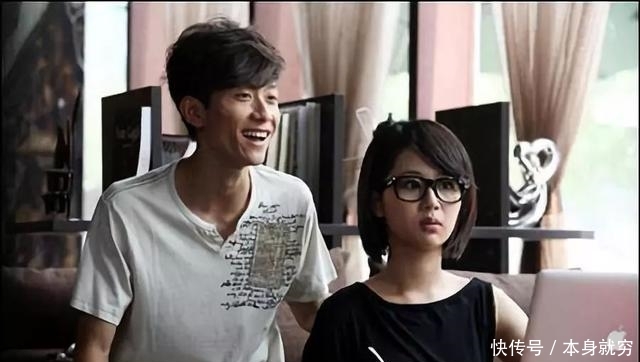 何炅穿越人群拥抱谢娜