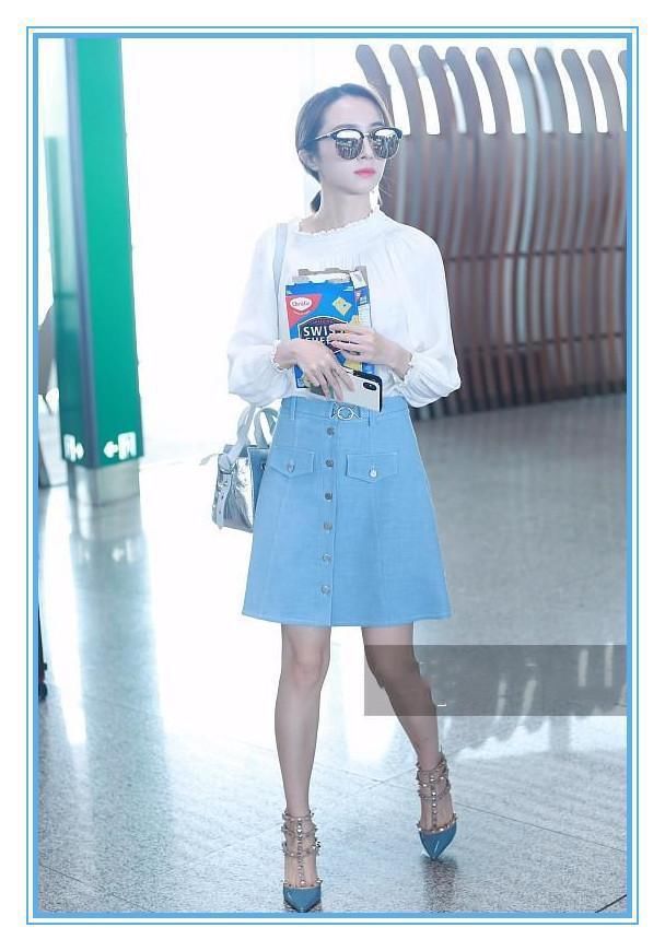 马苏为博眼球，白T配短裤走机场，撞上胡冰卿，清纯装纯一目了然