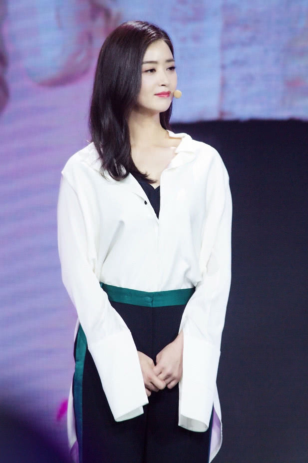 蒋欣瘦下来竟这么好看，穿白色长裤成最美“妖精”，减肥堪比整容