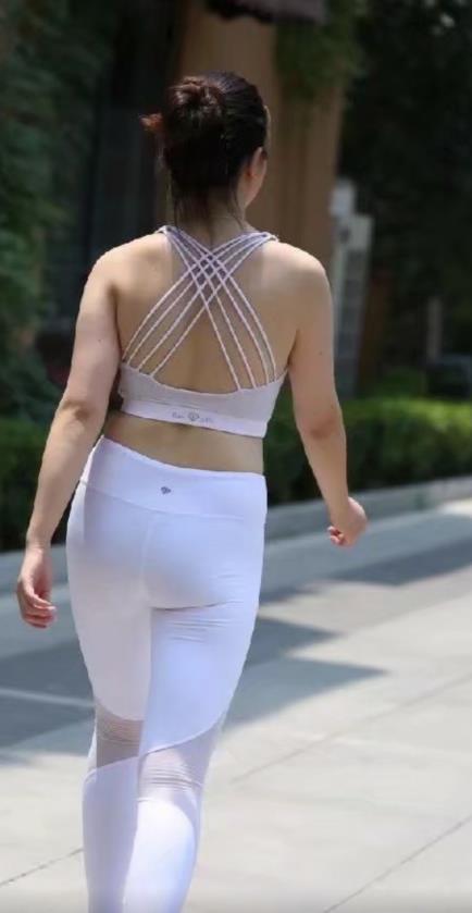 40岁小阿姨白色紧身裤秀出饱满迷人曲线，珠圆玉润的翘臀值得一看