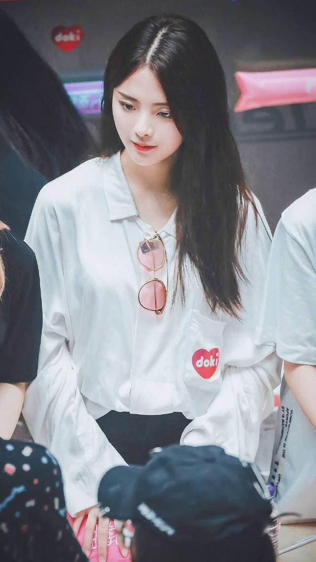 杨超越厉害了，穿这条短裤就亮相活动，网友：想把腿上的毛拔掉！