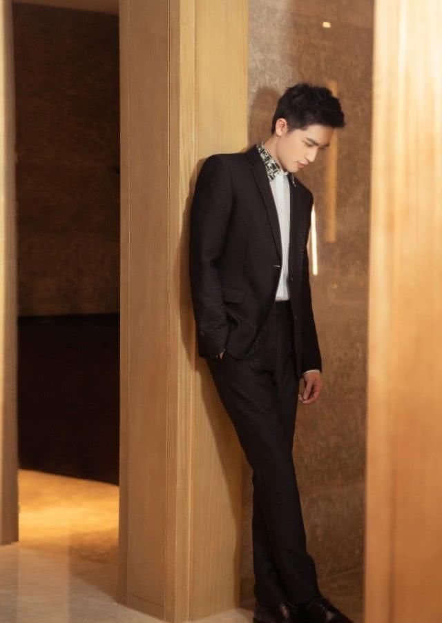 「气质」许魏洲气质真是多变，穿条纹针织衫戴黑框眼镜，简单又有书生气息