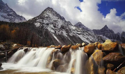 这里是徒步爱好者的天堂，名气响彻国内外，这里就是毕棚沟风景区