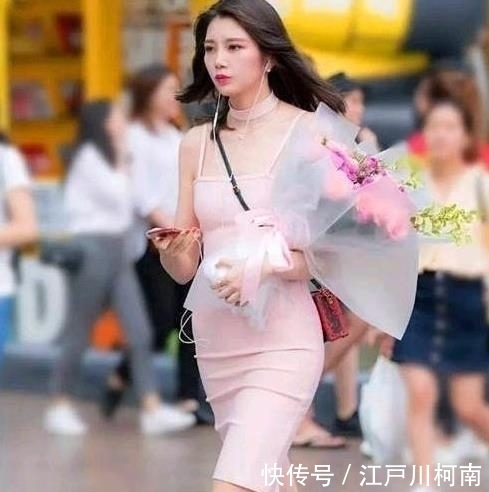 漂亮■时尚街拍街上的时尚漂亮的小姐姐,牛仔裤一样可以很美