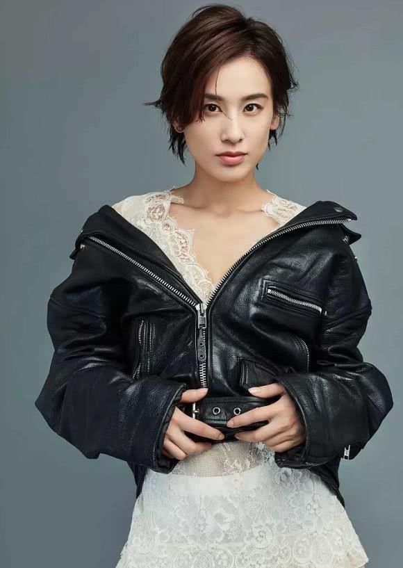 黄圣依现身机场，穿一袭黄裙真耀眼，肚子凸起是啥情况?