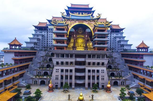 广西有个云天宫，主体楼有21层，内藏许多奇珍异宝