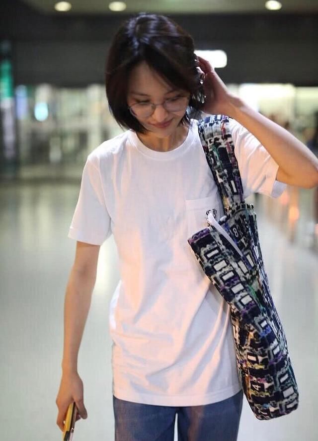 郑爽卡通T恤配大花裤子，这么土的搭配别人根本扛不住啊！