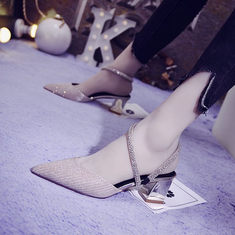 气场是装不出来的，出门一款高跟鞋，不做作更质感