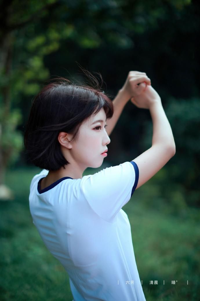 日系运动装美女性感迷人写真图片