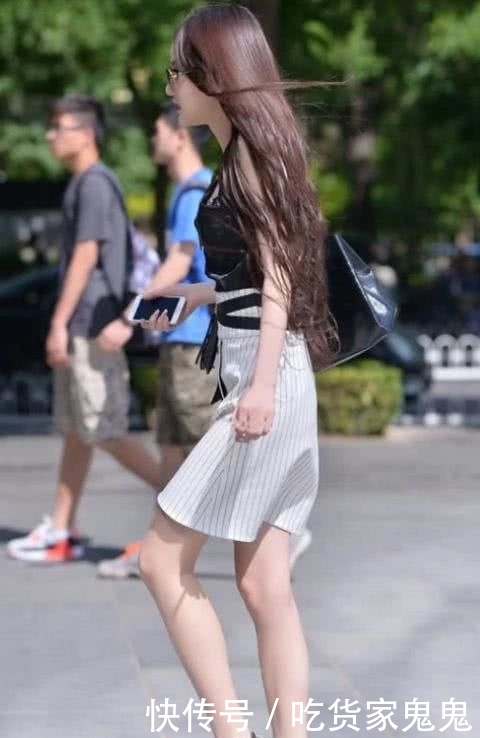  「纤瘦」纤瘦气质美女，黑色皮质吊带搭配西装裙，甜美又可爱！